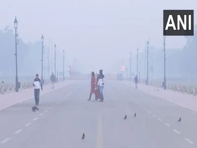 delhi  overall aqi persists in  very poor  range  thick fog shrouds india gate